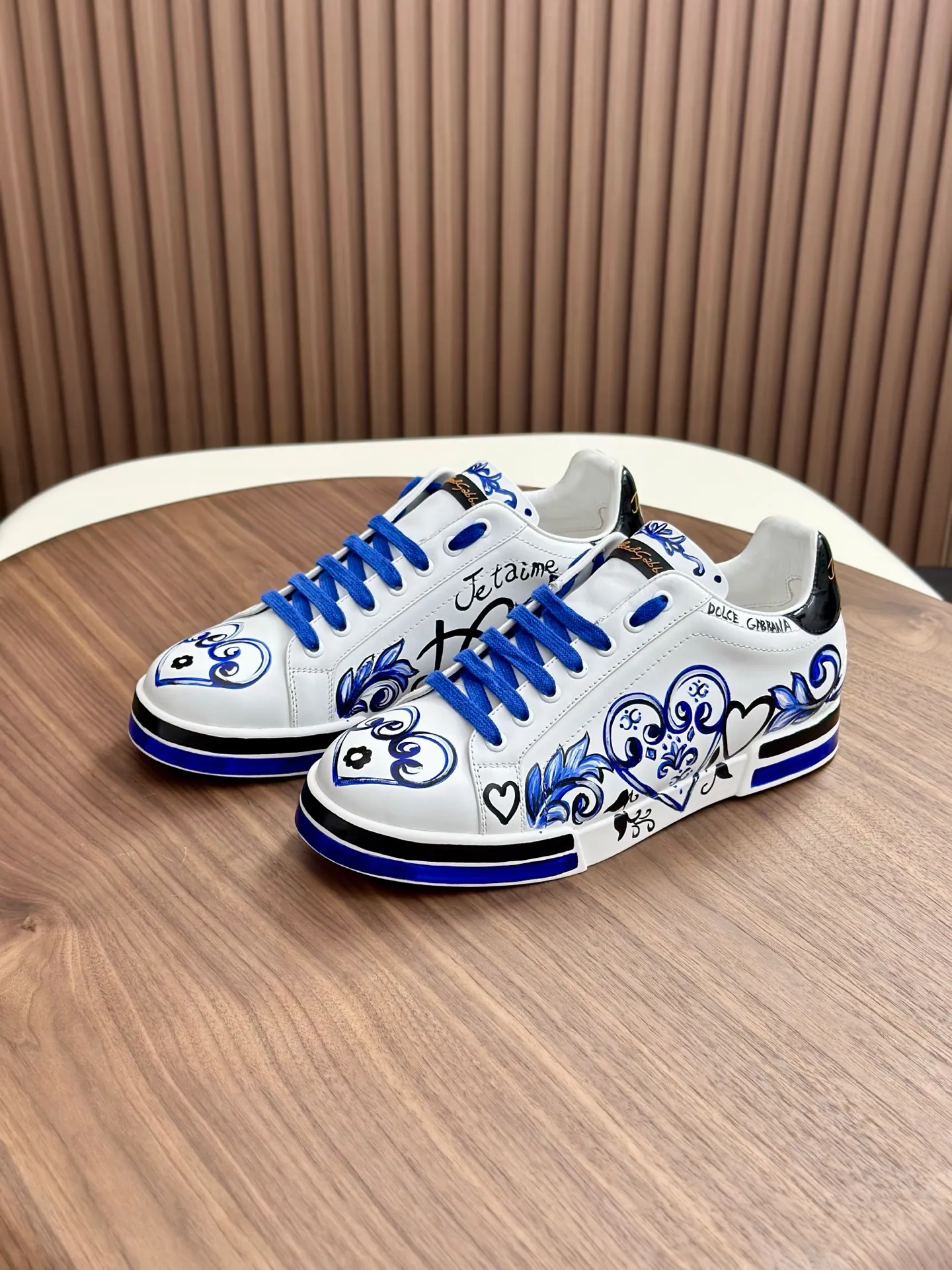 New product 💰900 DG Dolce & Gabbana men's shoes 💰ortofino graffiti calfskin sneakers ♞size; 39~44 (customized 38.45.46) Iconic men's shoes 💰ortofino series of sneakers, classic and timeless style, now presented with fashionable details. The calfskin engraved DG logo is a subtle finishing touch. Men's shoes💰ortofino calfskin sneakers: